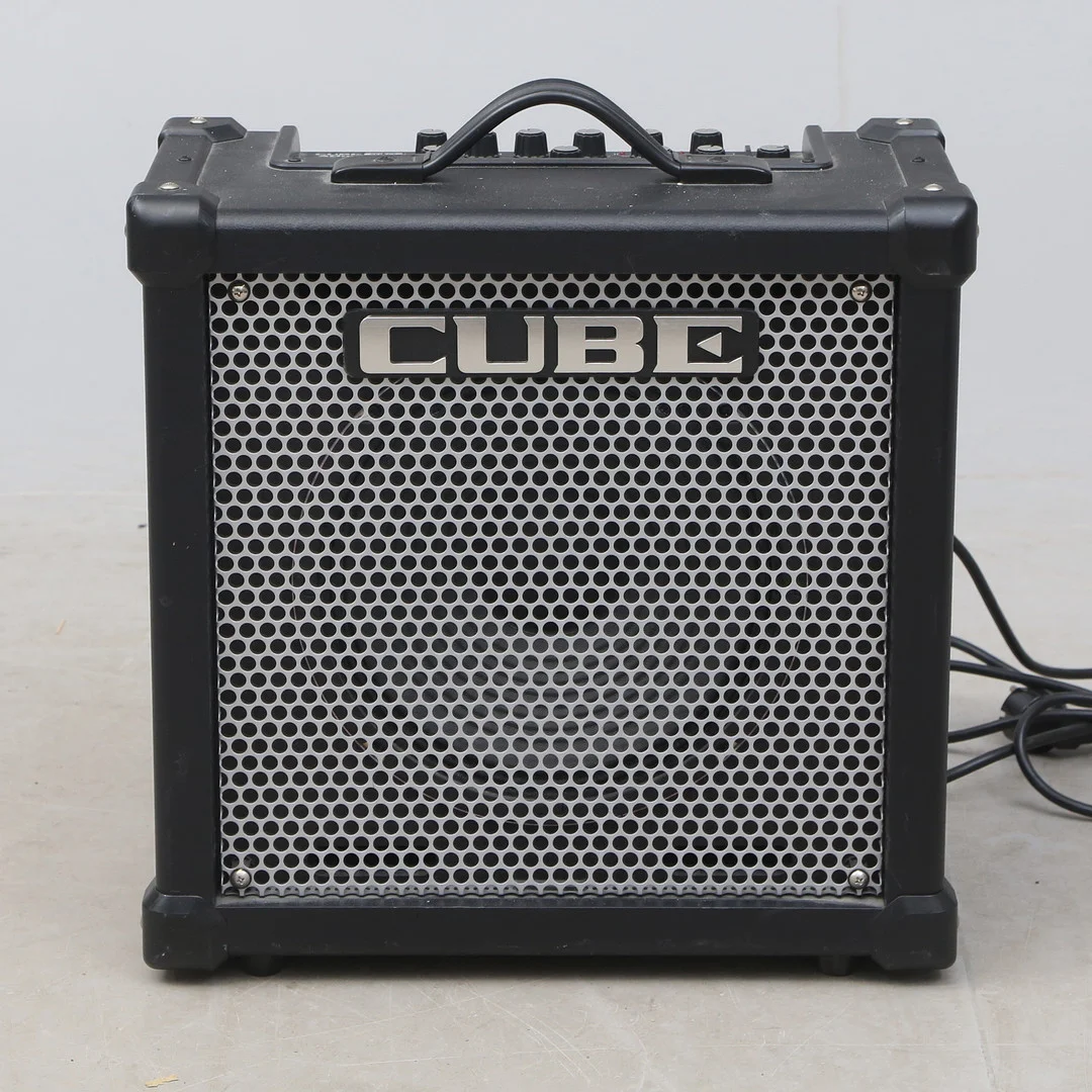 GITARRFÖRSTÄRKARE Roland Cube-40GX. — Musical instruments — Kalmar Auktionsverk