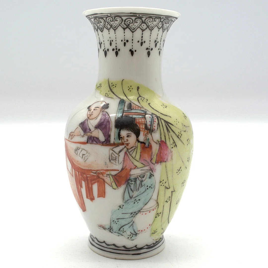 ASIATISCHE VASE MIT FAMILLE ROSE, MIT BODENMARKE, CHINA, 20. JAHRHUNDERT, HANDBEMALT HÖHE CA. 11,5 CM. — Ceramics & Porcelain — Kunst- und Auktionshaus Kleinhenz