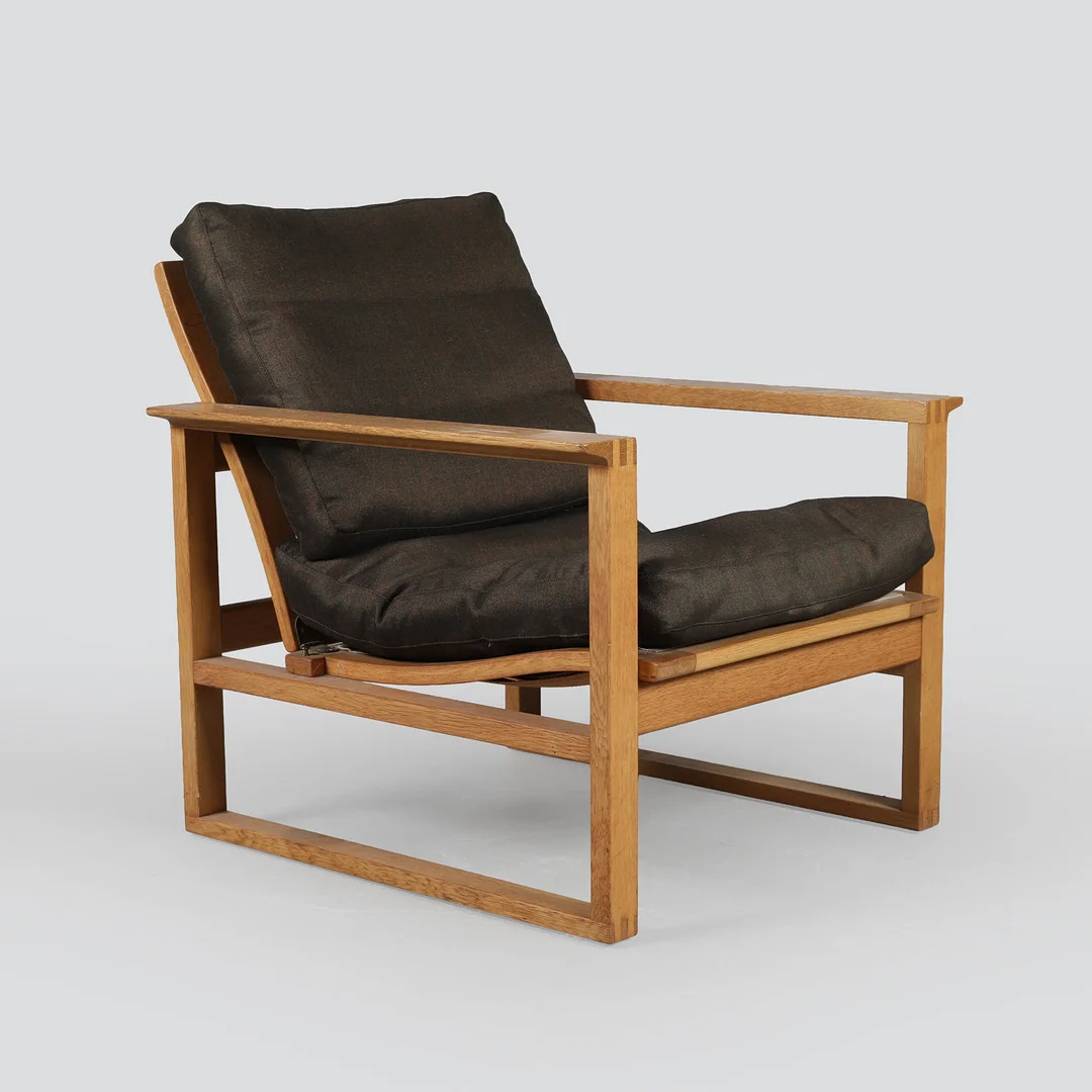 BØRGE MOGENSEN. Fredericia Stolefabrik. Lavrygget "Slædestol" af egetræ model 2256. — Armchairs & Chairs — Bidstrup Auktioner