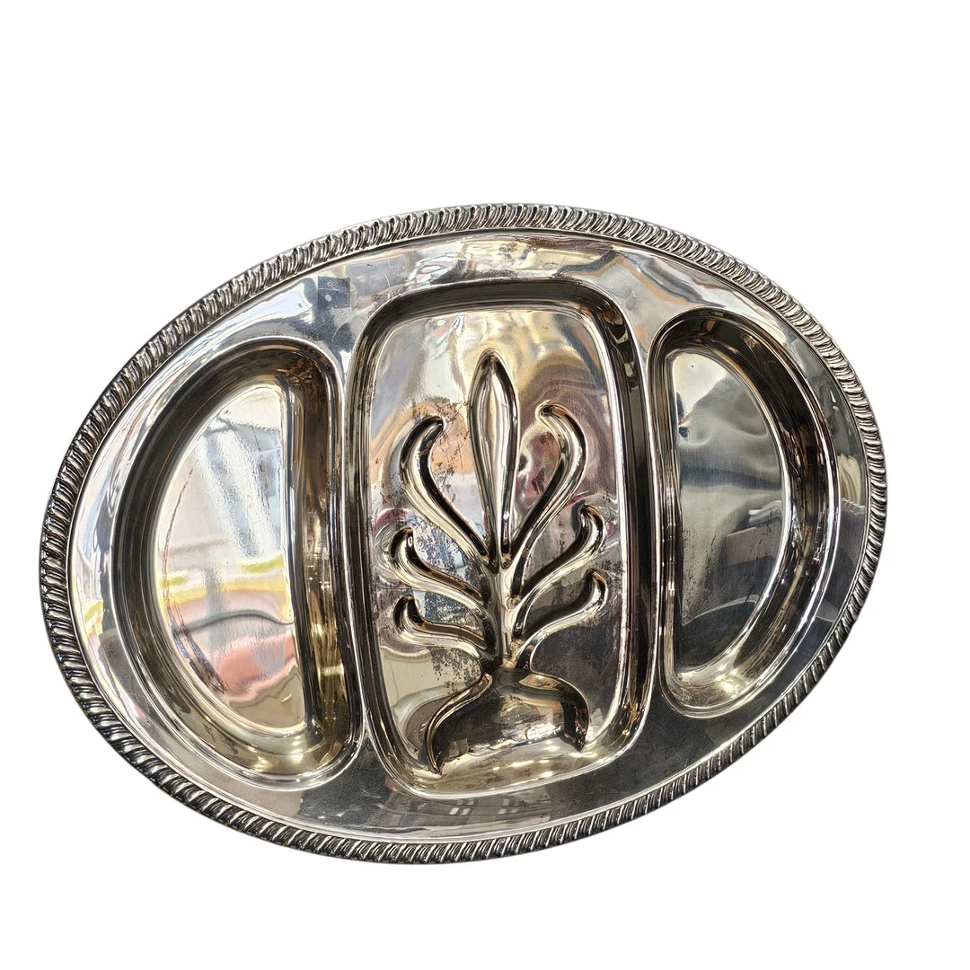 Gran fuente para carne en alpaca plateada. — Miscellaneous — Arce Auctions