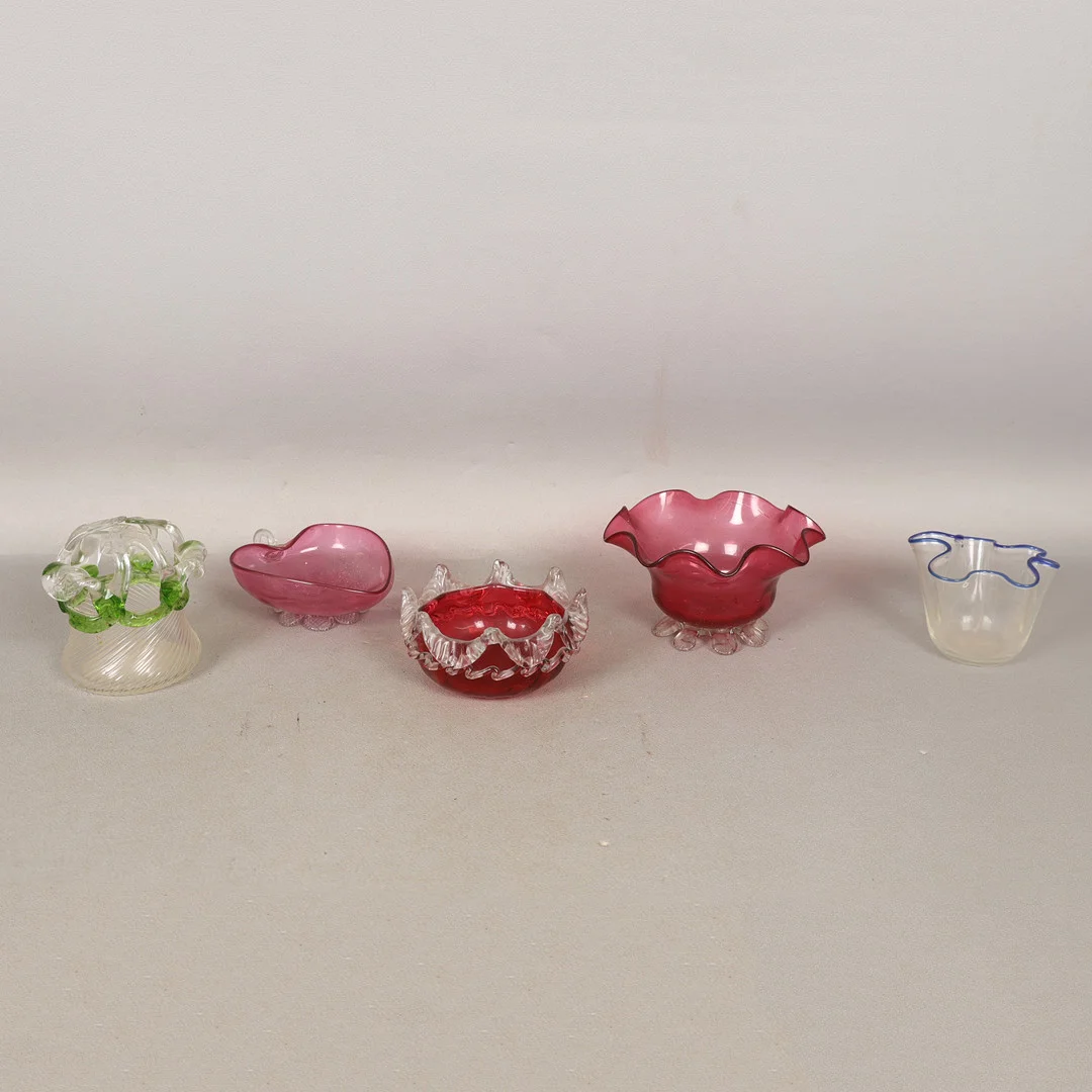 FIVE PIECES OF 19TH CENTURY GLASS IN THE STYLE OF STOURBRIDGE (5). — Art glass — Bishop & Miller
