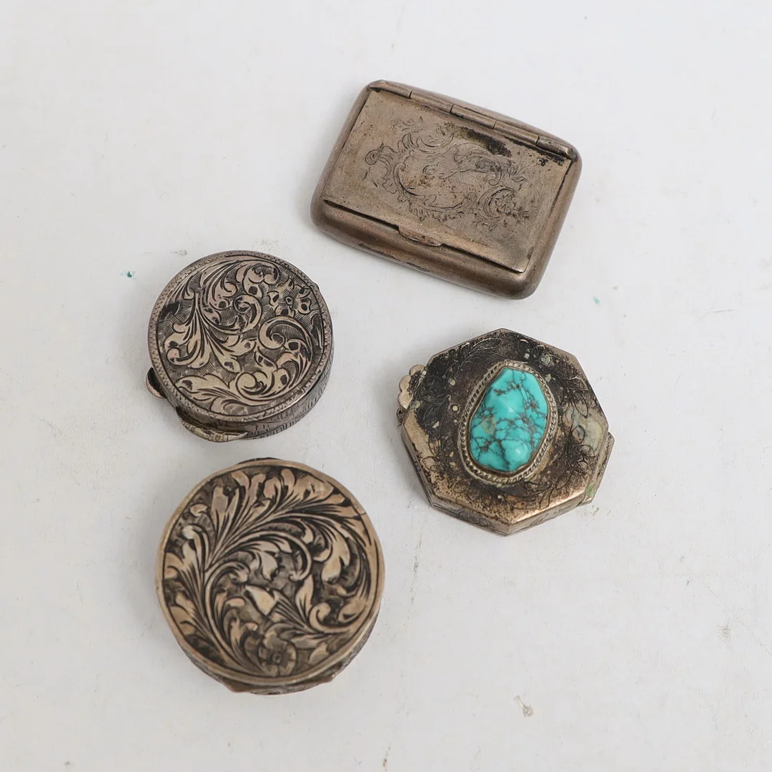 DOSOR, 4st, mestadels silver, delvis rokokostil, en med infattad dekor, stämplade. — Silver — Falun Auktionsbyrå