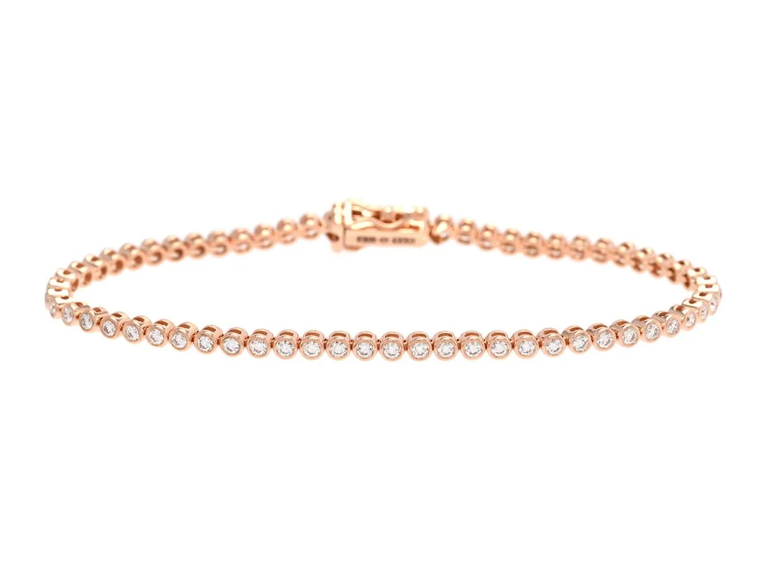 TENNISARMBAND, 18K roséguld, 63 briljantslipade diamanter ca 1,03 ctv, ca TW-TCr/VVS-VS, längd 16 cm, vikt 6,8 g. — Smycken/Tennisarmband — Kaplans