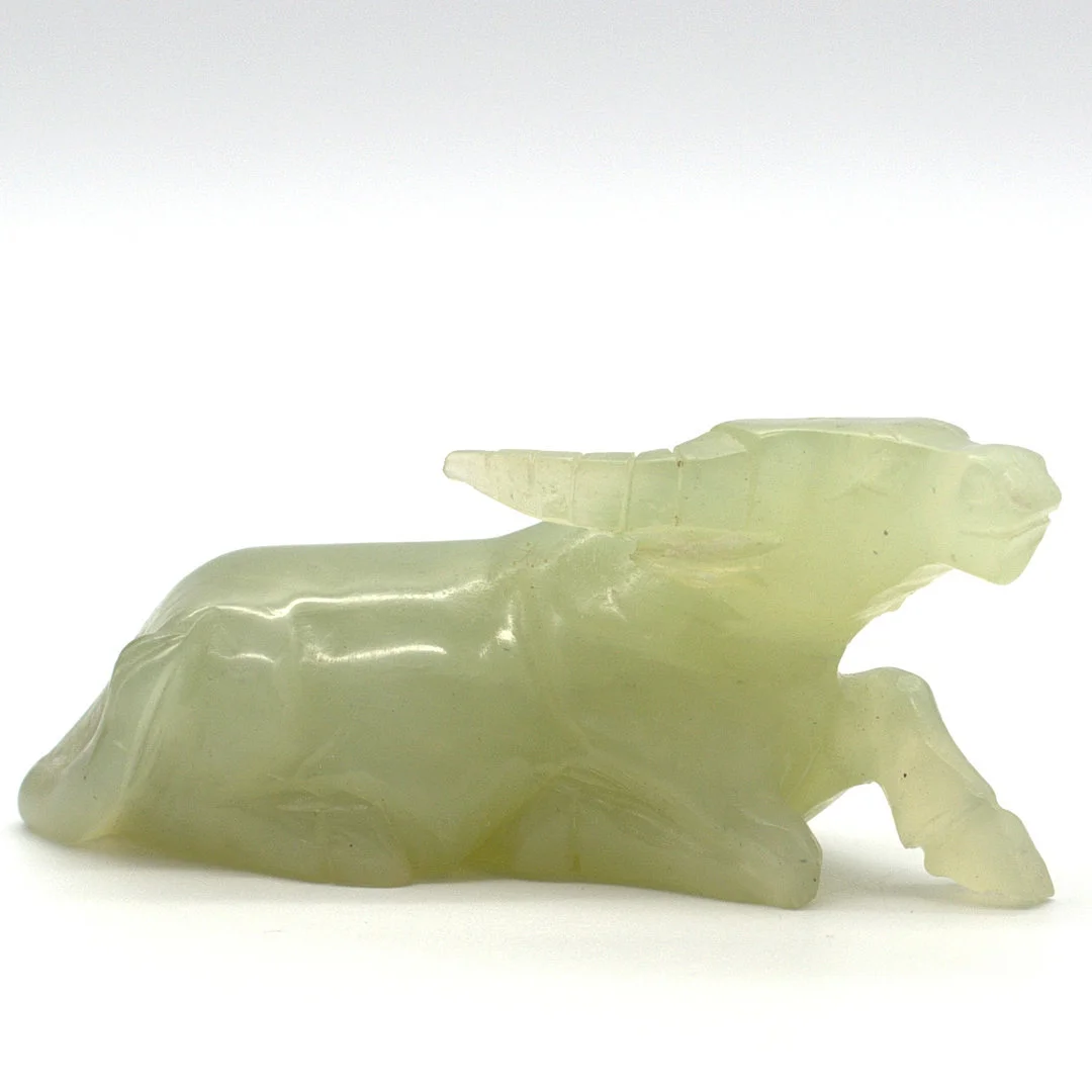 CHINESISCHE SKULPTUR, LIEGENDER WASSERBÜFFEL AUS XIUYAN-JADE, UM 1980. — Jade — Kunst- und Auktionshaus Kleinhenz