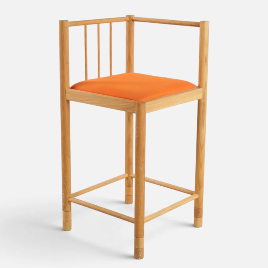 THOMAS BLACHMAN (F. 1963). "I øjenhøjde-stolen", multifunktionsstol med stel af massiv eg, sæde betrukket med orange møbelstof. Justérbar i højde i tre niveauer. Udført i Danmark i begrænset oplag. — Armchairs & Chairs — Woxholt Auktionshus