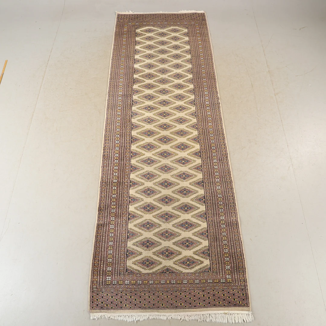 MATTA, orientalisk, gallerimodell, 290 x 94 cm. — Oriental Carpets & Textiles — Helsingborgs Auktionskammare