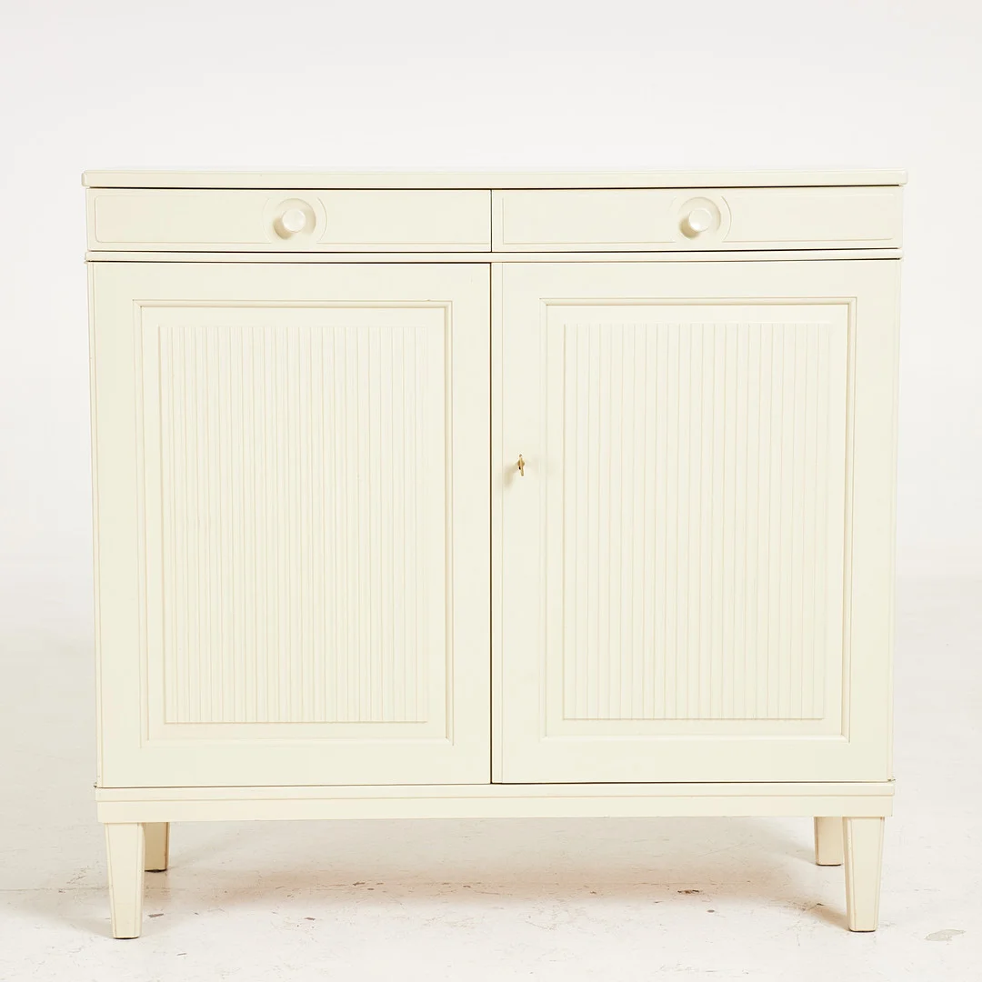 CARL MALMSTEN. skänk, "Herrgården", lackerat trä, invändigt med flyttbara hyllplan. — Cupboards, Cabinets & Shelves — Stockholms Auktionsverk Sickla