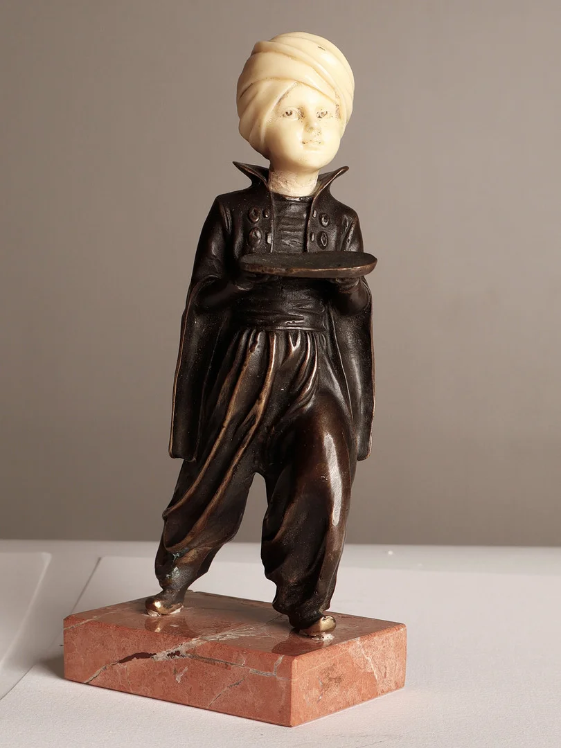 Servidor árabe en bronce. — Sculptures & Bronzes — Barcelona Auctions