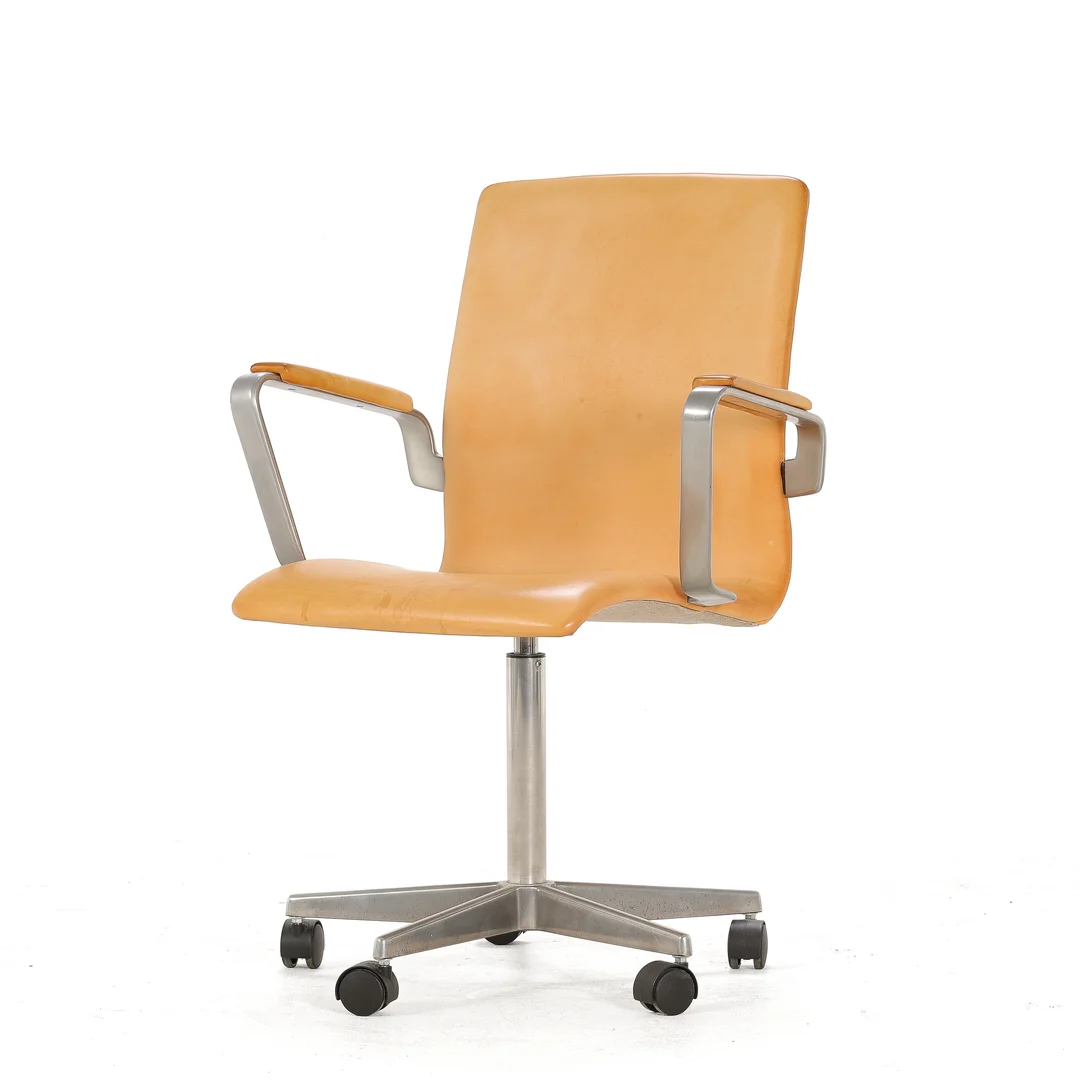 Arne Jacobsen (1902-1971) for Fritz Hansen: 'Oxford' Office chair / conference chair / armchair, professionally reupholstered with light vegetal leather. — Furniture/Chairs — Lauritz