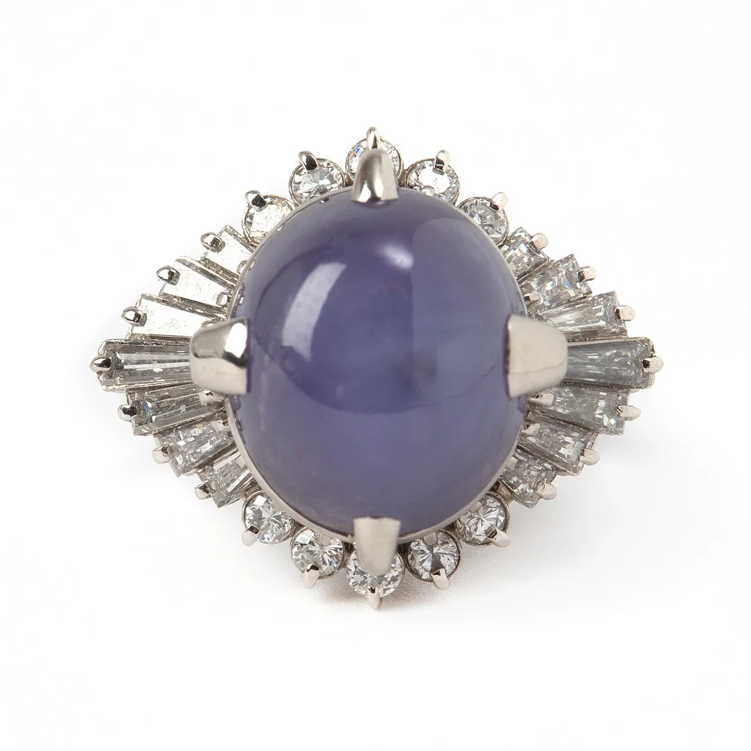RING, platina med cabochonslipad stjärnsafir 16.37 ct samt trapets- och briljantslipade diamanter, totalt 1.18 ct. — Rings — Stockholms Auktionsverk Göteborg