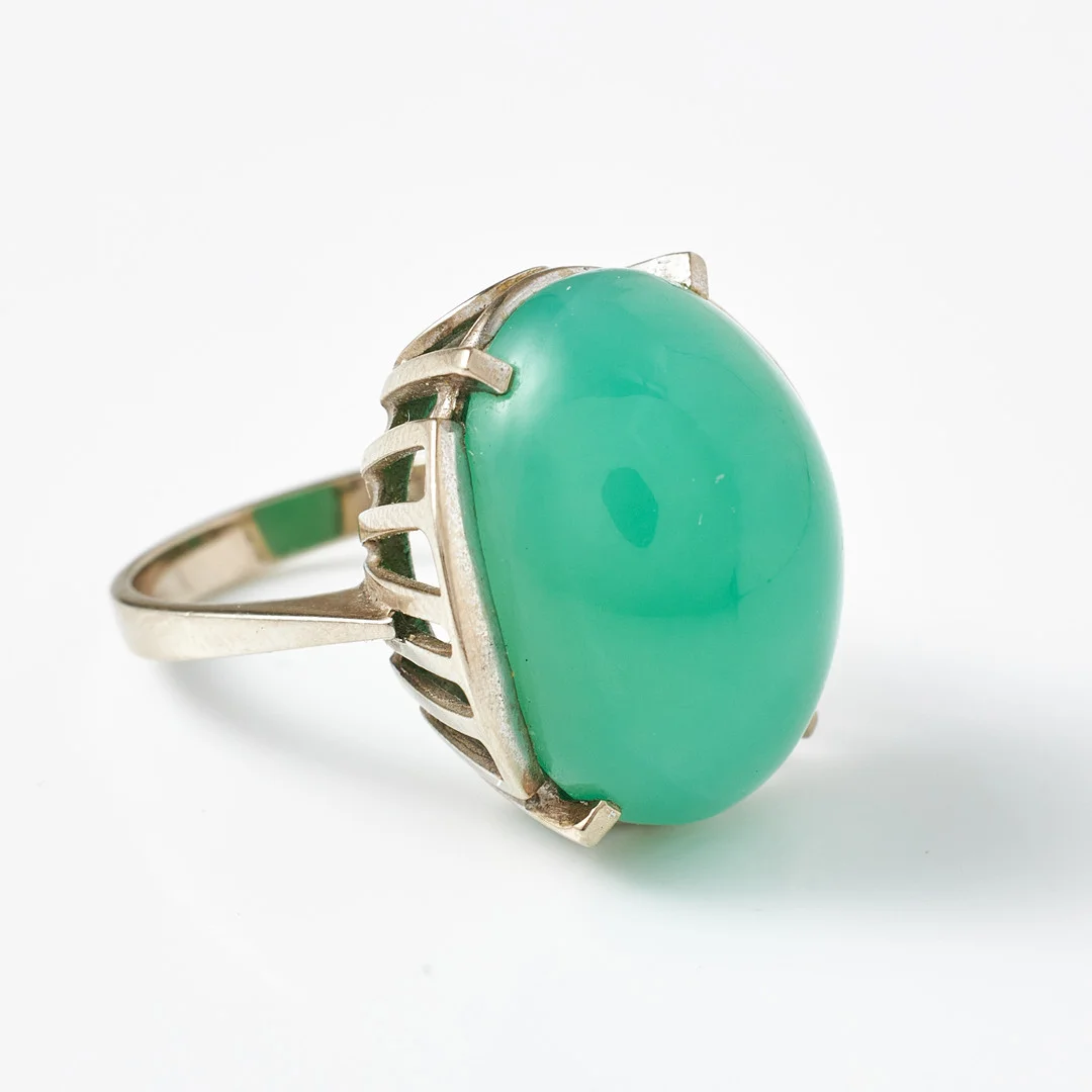 RING, 14 k rodierat vitguld, cabochochonslipad krysopras. — Rings — Stockholms Auktionsverk Magasin 5