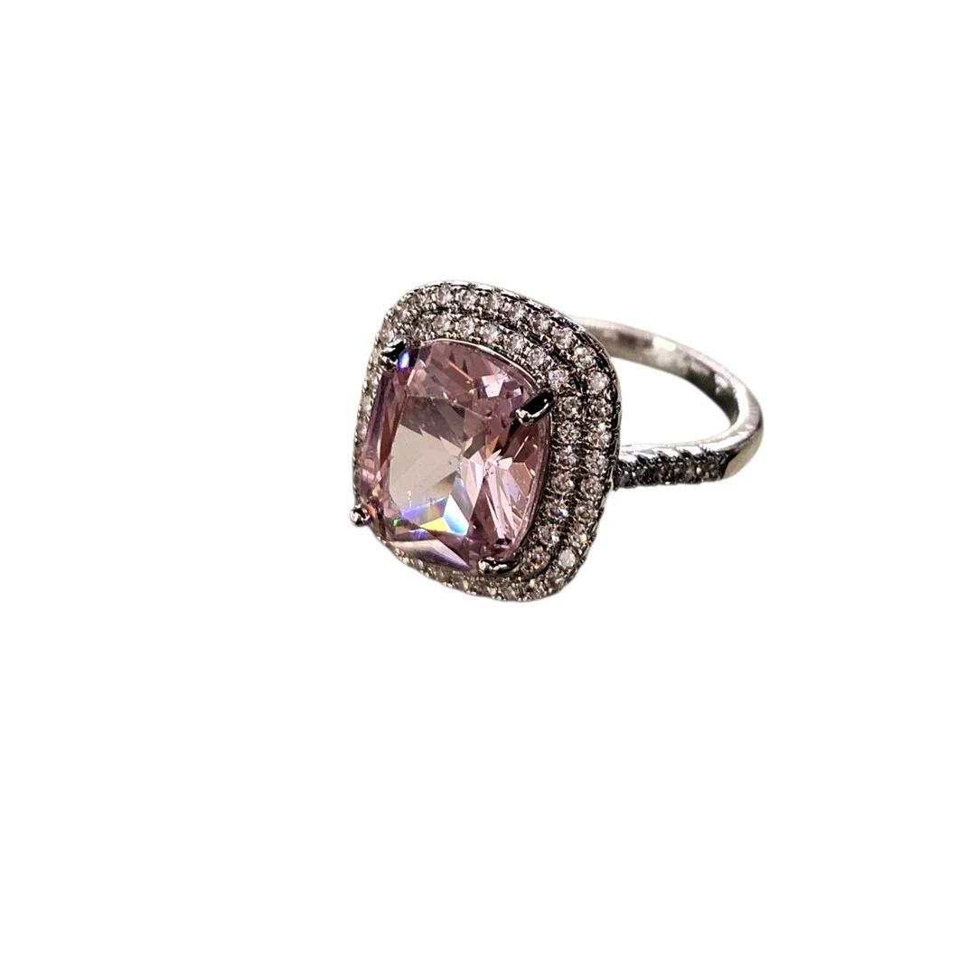 Sortija tipo rosetón en metal plateado con gran cristal rosa facetado. — Rings — Arce Auctions