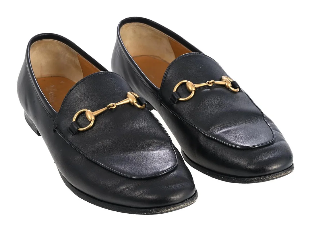 GUCCI, SKOR, Jordan Loafers, svart skinn, guldfärgade beslag, stl 38, dustbag, originalkartong, omsulade. Good Condition. — Kläder/Skor — Kaplans