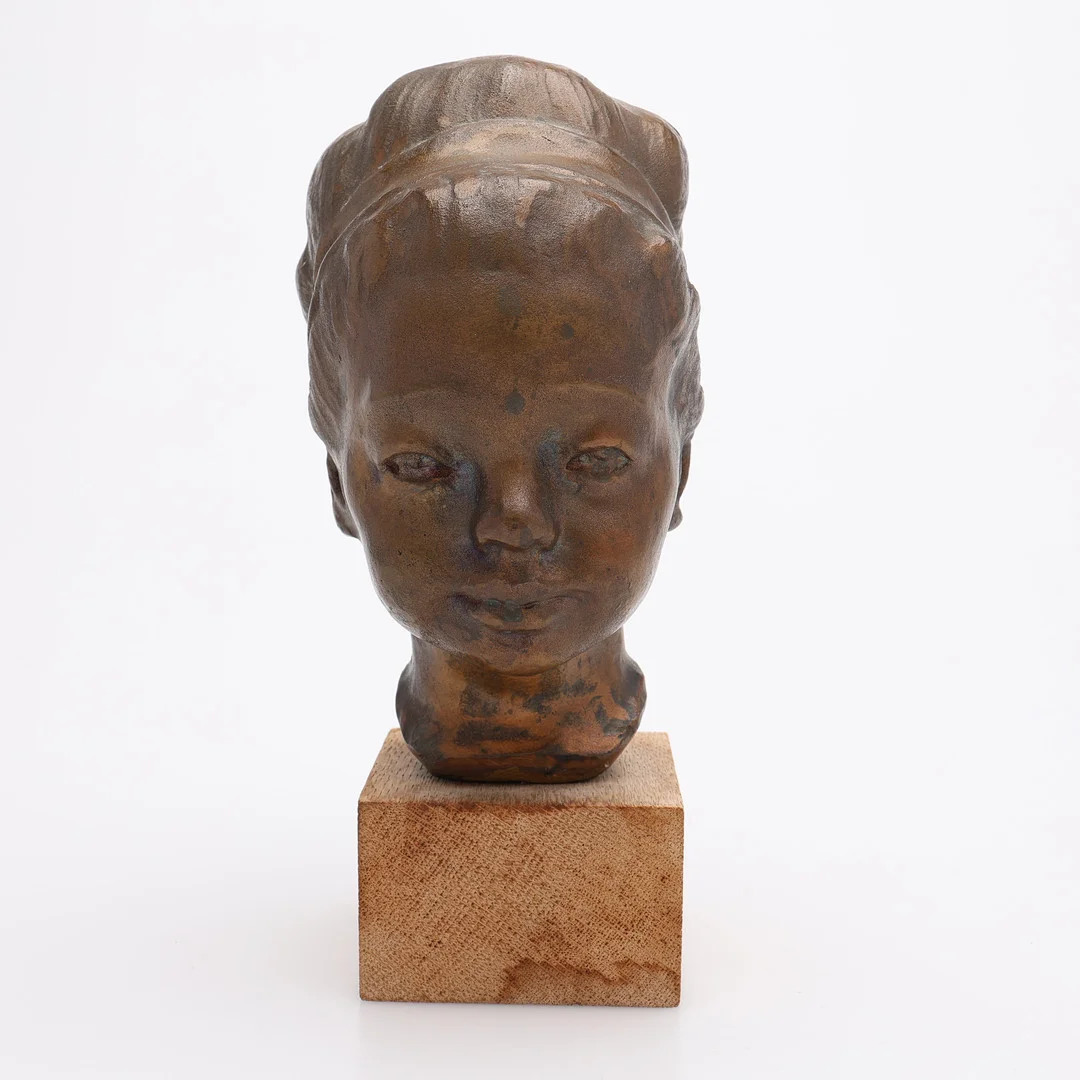 HELGE HÖGBOM. SKULPTUR I FORM AV EN FLICKAS HUVUD, BRONS MED POSTAMENT AV EK, signerad. — Sculptures & Bronzes — Crafoord Auktioner Lund