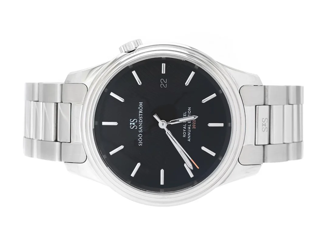 SJÖÖ SANDSTRÖM, Royal Steel, "Annual Edition 2022 Pippi", Cal SS G7 (SW 300-1), Ref nr. SS-1841-2022, herrur, 41 mm, stål, automatisk, safirglas, datum, originallänk, viklås, cert, november 2022, box, ytterkartong. Limiterad men ej numerard i 86 exemplar. — Klockor/Sjöö Sandström — Kaplans