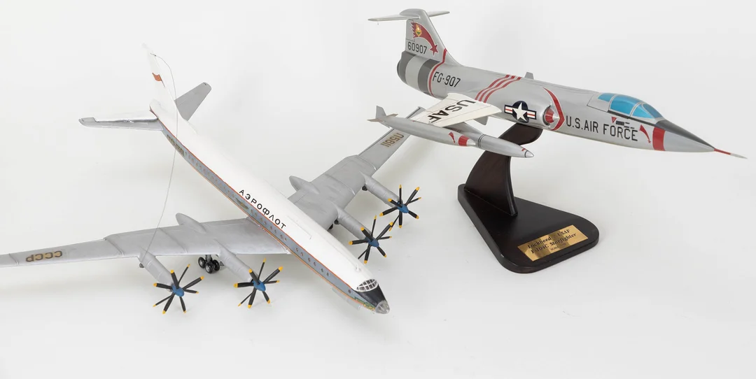 Zwei Flugzeugmodelle: F-104C Starfighter und Tupolev Tu-114D (2). — Toys — Stockholms Auktionsverk Hamburg