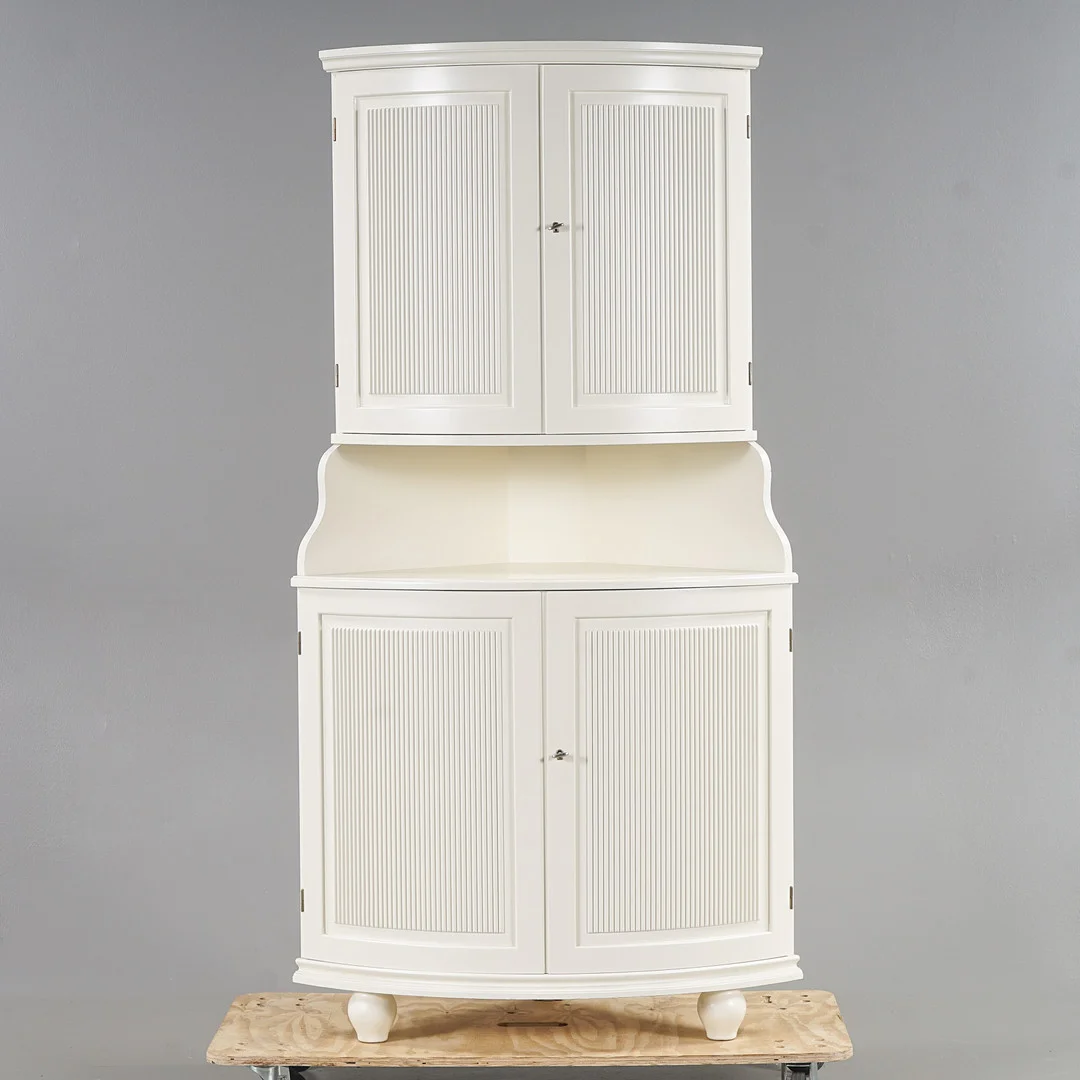 HÖRNSKÅP Gustaviansk stil, 1900-talets andra hälft. — Cupboards, Cabinets & Shelves — Karlstad Hammarö Auktionsverk