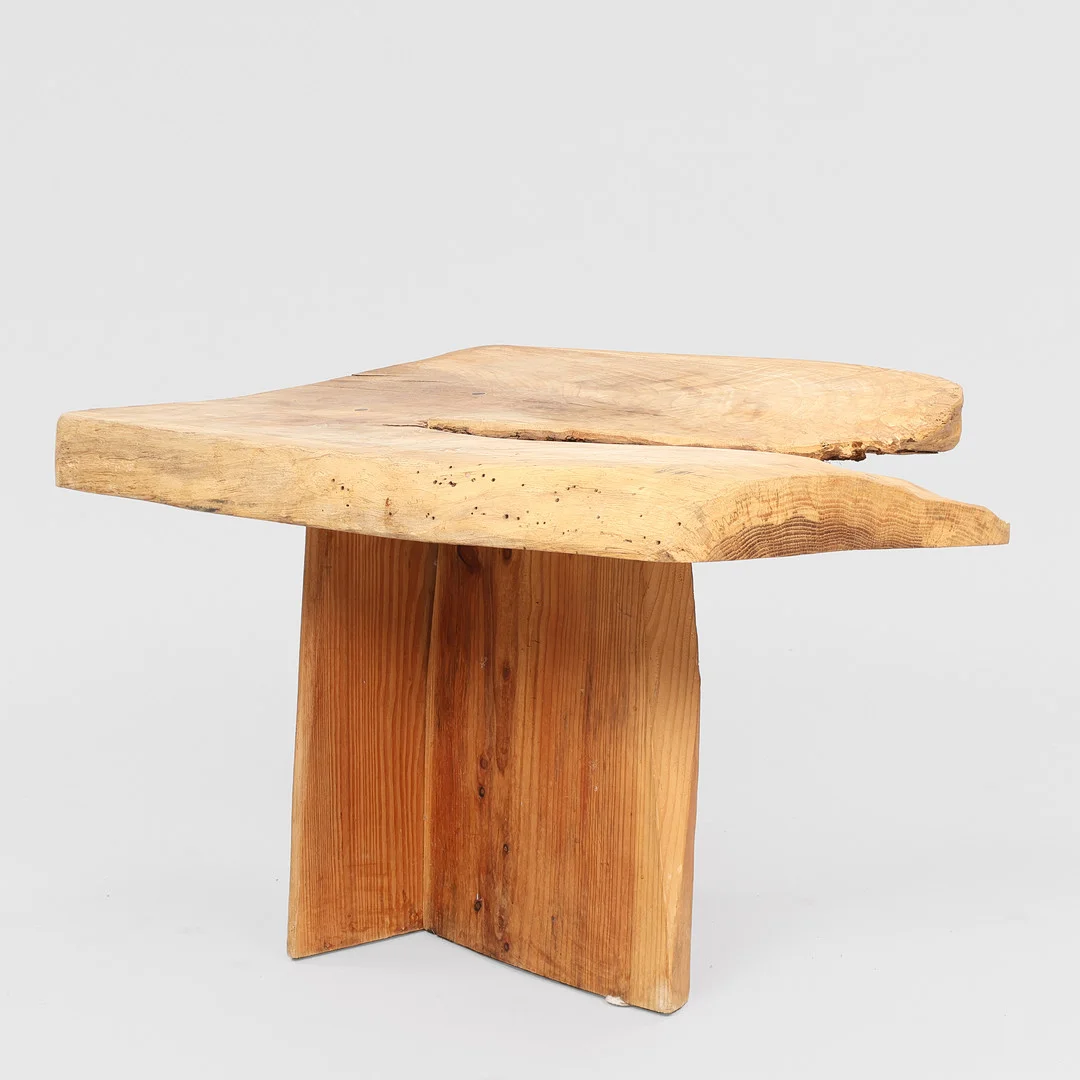 Organisk sofabord af udskåret stamme, elm, 1900-tallet. — Coffee Tables — Palsgaard Kunstauktioner