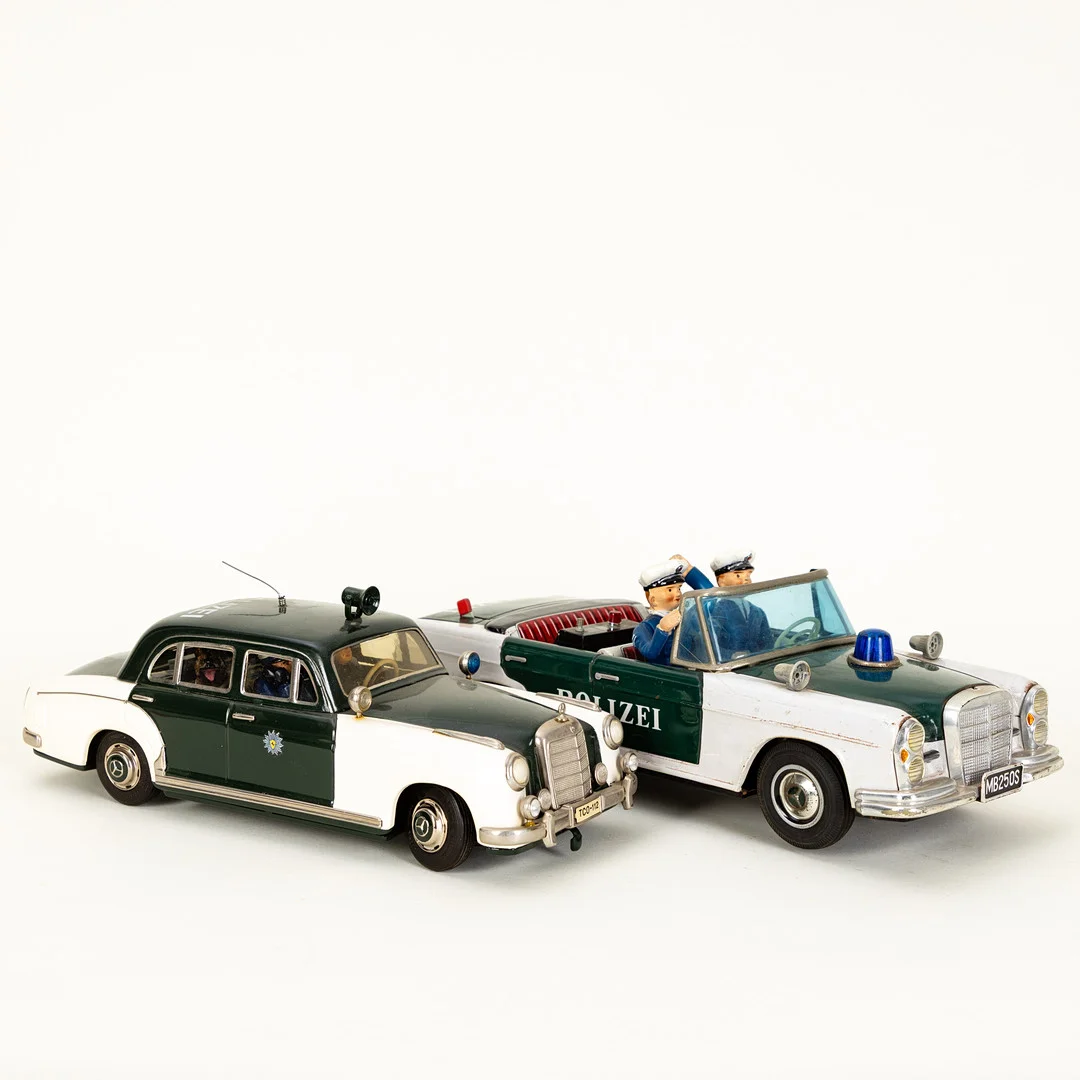 Zwei Mercedes Blechautos, deutsche Polizei, 1950-1960er Jahre (2). — Toys — Stockholms Auktionsverk Hamburg