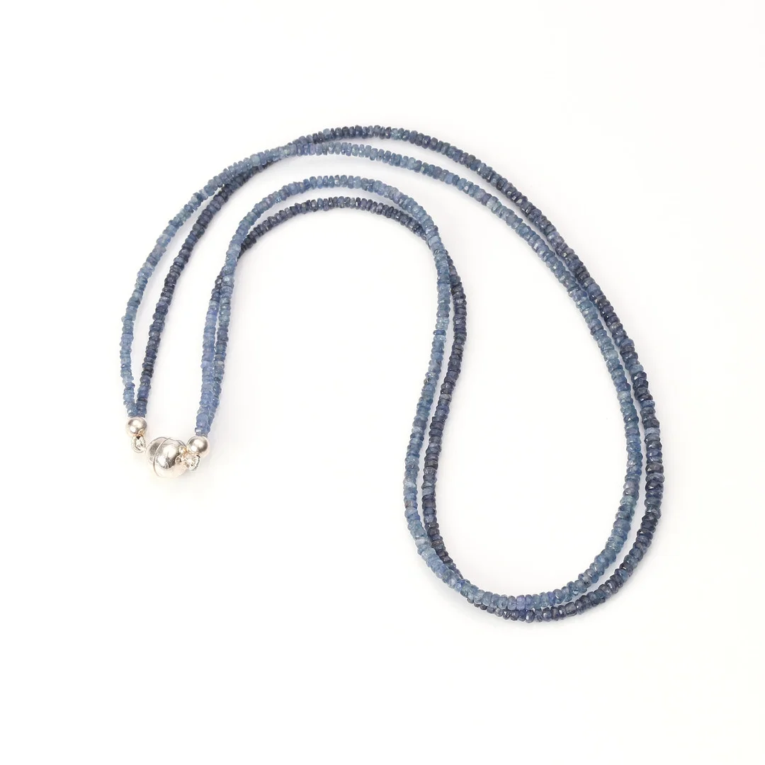 SAFIRHALSBAND. Stenhalsband, 2-radigt med fasetterade safirer ca 2-3,5 mm. — Necklace — Skånes Auktionsverk