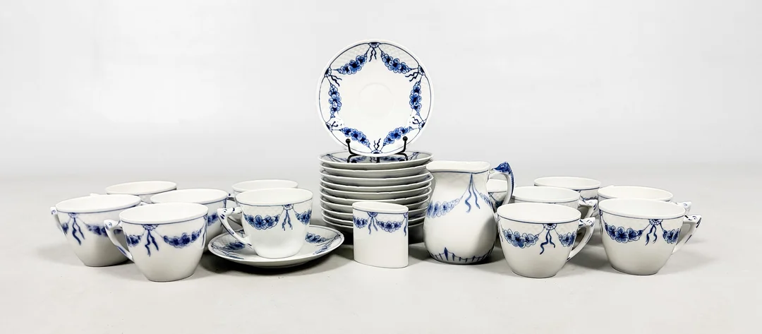 BING & GRÖNDAHL. SERVISDELAR, 26 delar, porslin, "Empire", Danmark. — Tableware — Auktionshuset STO Bohuslän