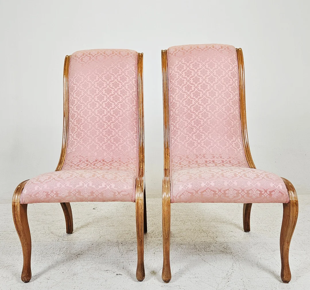 FÅTÖLJER, ett par, så kallade svanhalsfåtöljer, 1800/1900-tal. — Armchairs & Chairs — Auktionshuset Thörner & Ek