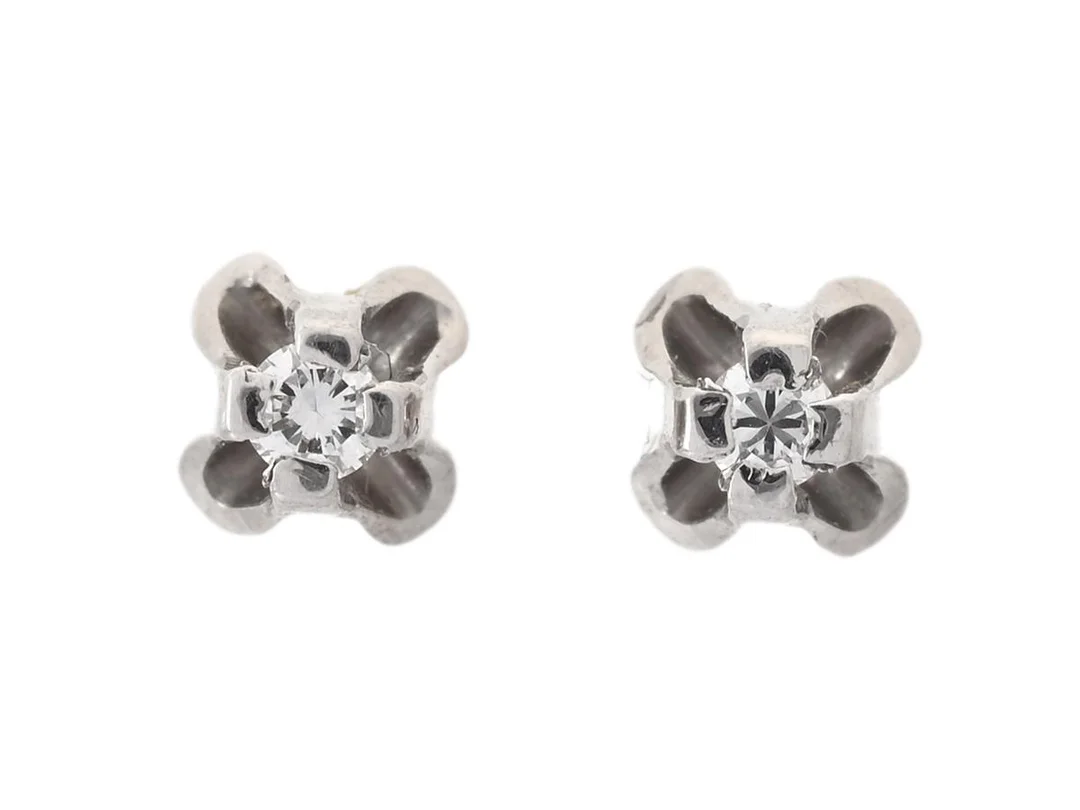 ENSTENSÖRHÄNGEN, 18K vitguld, 2 briljantslipade diamanter, stift, snurrebussar i gummi, vikt ca 0,6 g. — Smycken/Enstensörhängen — Kaplans