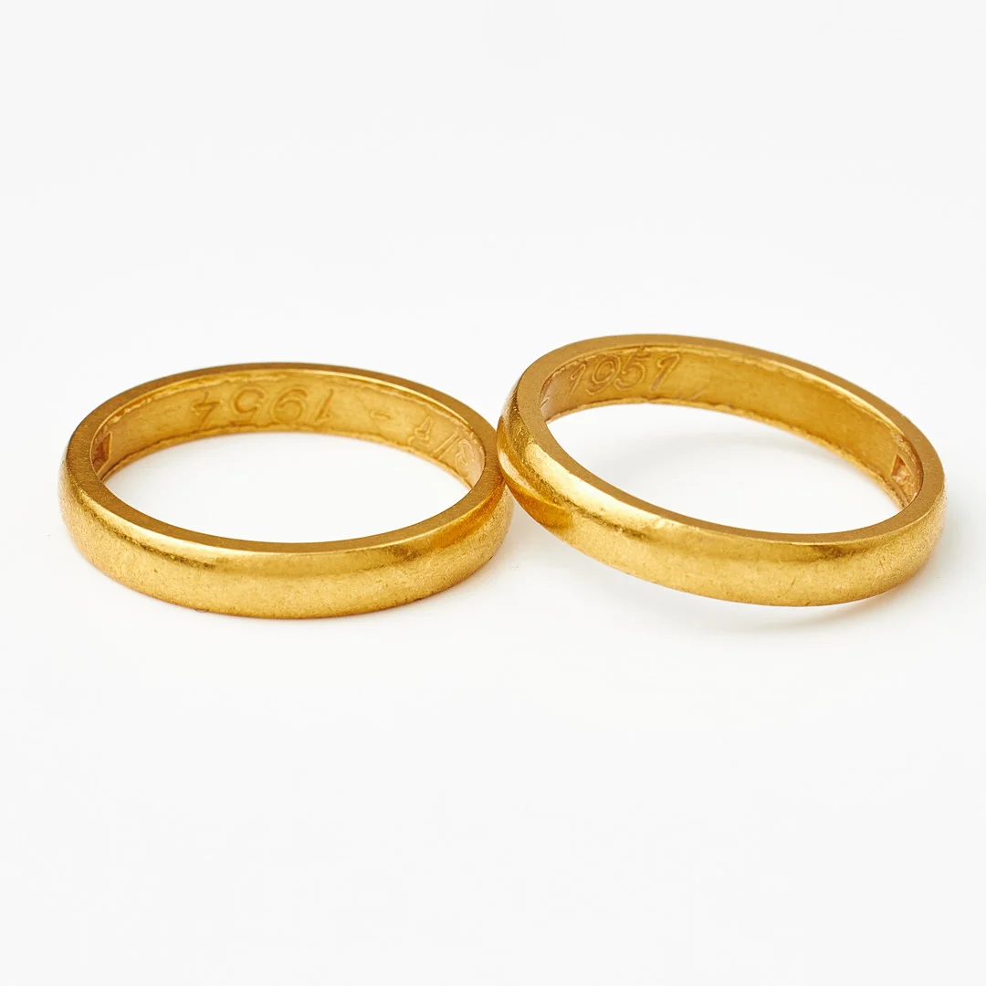 VIGSELRINGAR, 2 st., 23 k guld, Sigfrid Petterssons Guldsmedsaffär HB, Bollnäs 1965. — Rings — Stockholms Auktionsverk Magasin 5