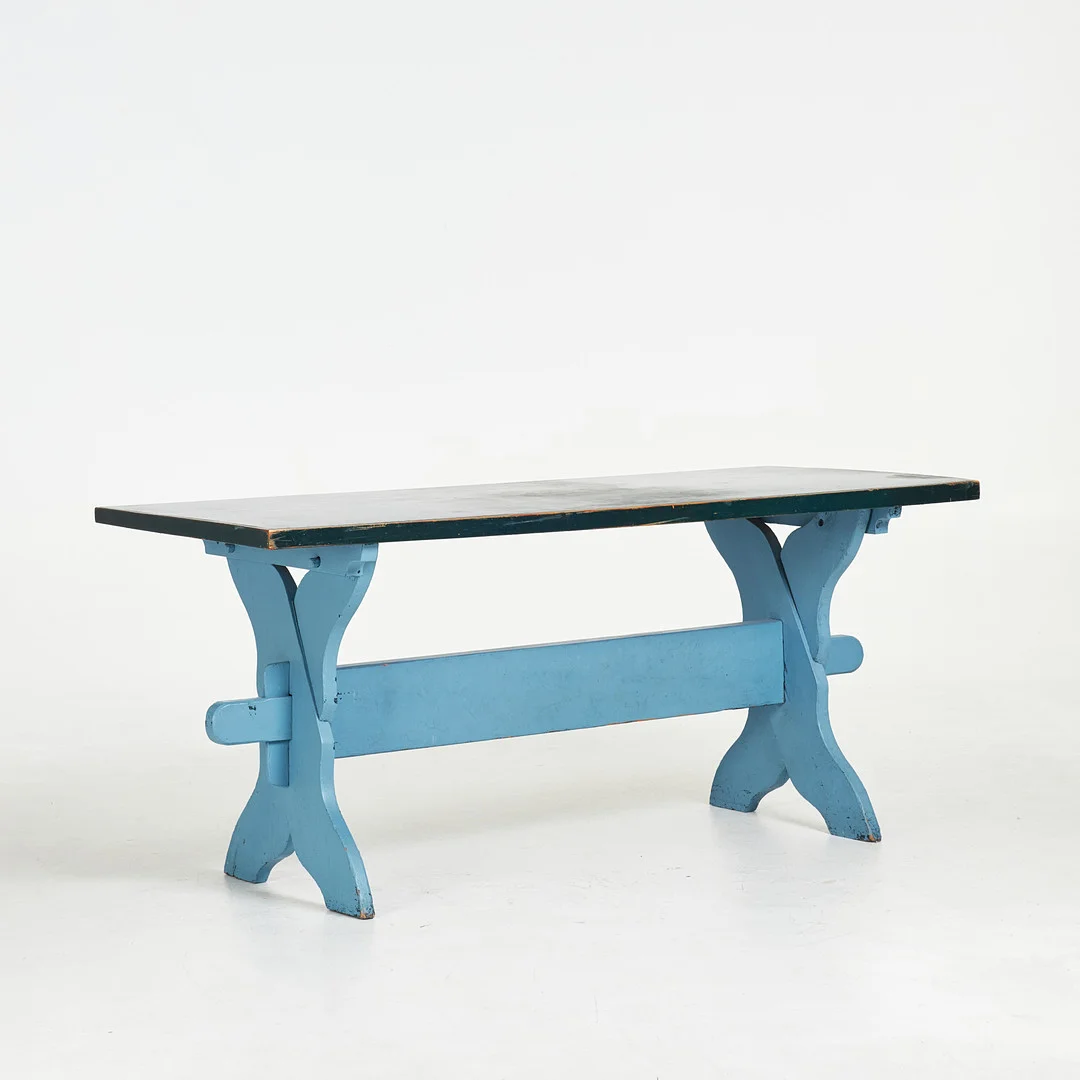 BOCKBORD. 1800-tal, stomme i furu, klädd med läderskiva, senare bemålad. — Furniture — Stockholms Auktionsverk Sickla