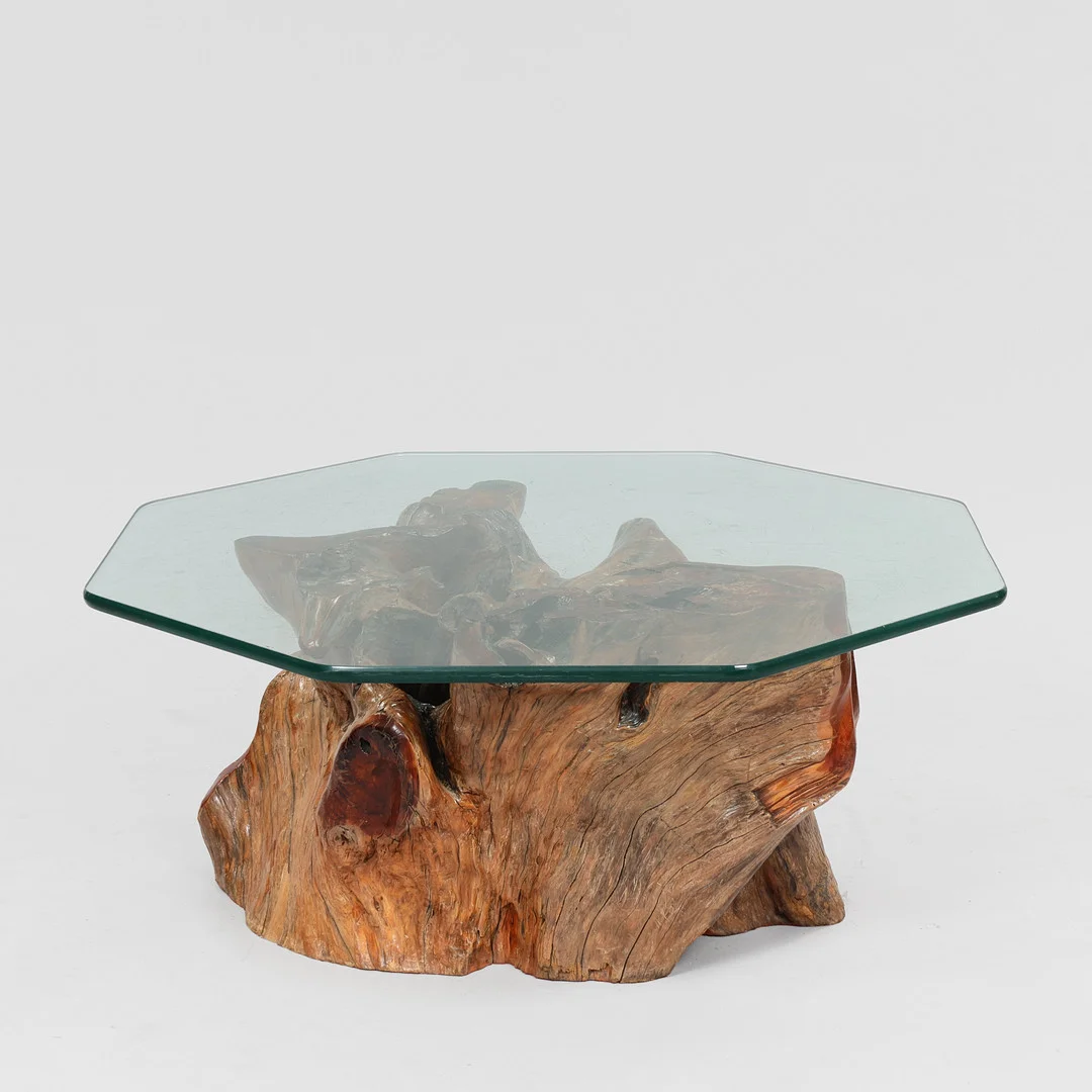 Sofabord af rodtræ og top med ottekantet glasplade, 1970'erne. — Coffee Tables — Palsgaard Kunstauktioner