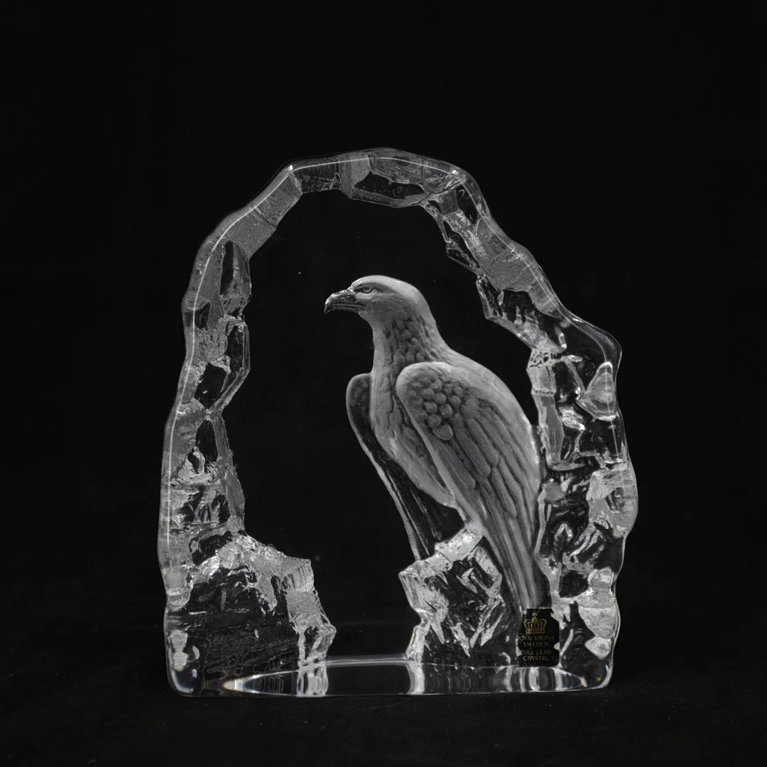 MATS JONASSON. Glasblock med örn, Royal Krona, signerad. — Art glass — Höganäs Auktionsverk
