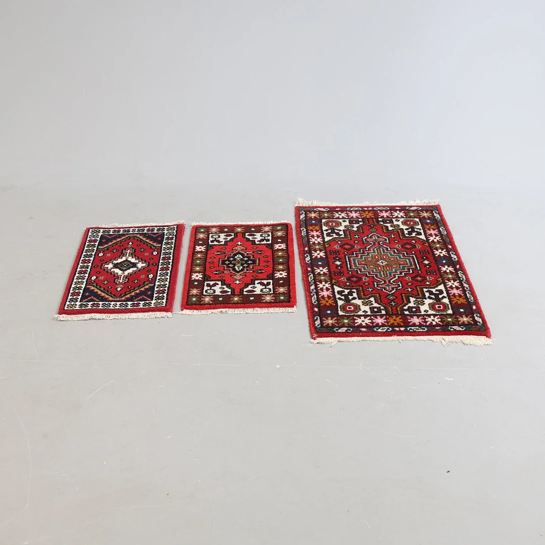 MATTOR, 3 st, orientaliska bl a Rajpur Indien. — Oriental Carpets & Textiles — Gomér & Andersson Nyköping