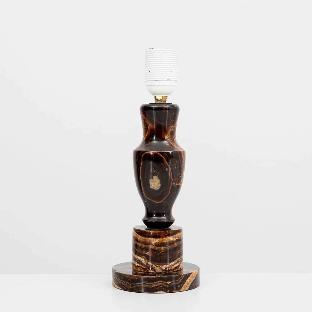 BORDLAMPA, sten, 1900-talets andra hälft. — Table Lamps — Auktionshuset Kolonn