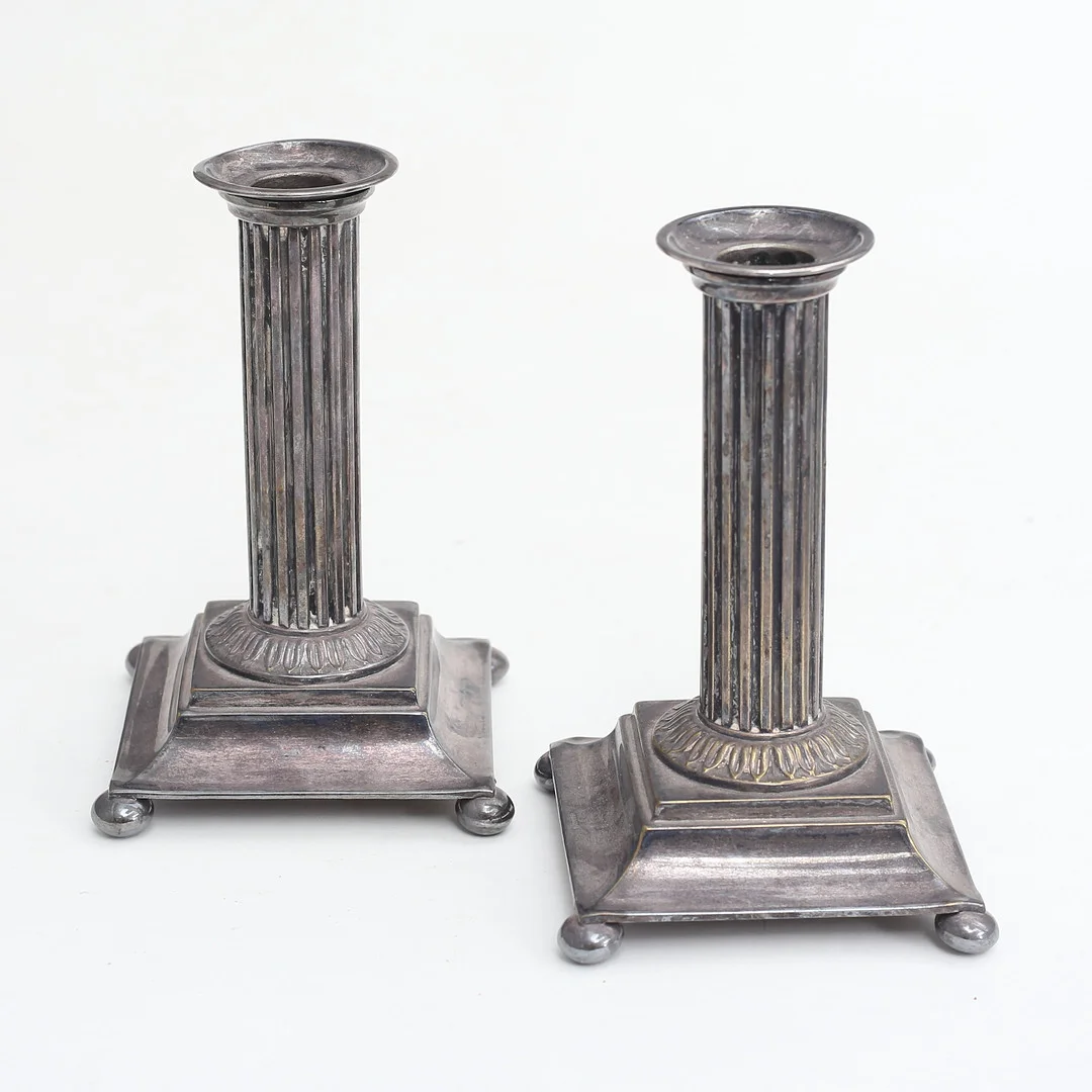 LJUSSTAKAR, ett par, nysilver, gustaviansk stil. — Candlesticks — Auktionshuset Thelin & Johansson