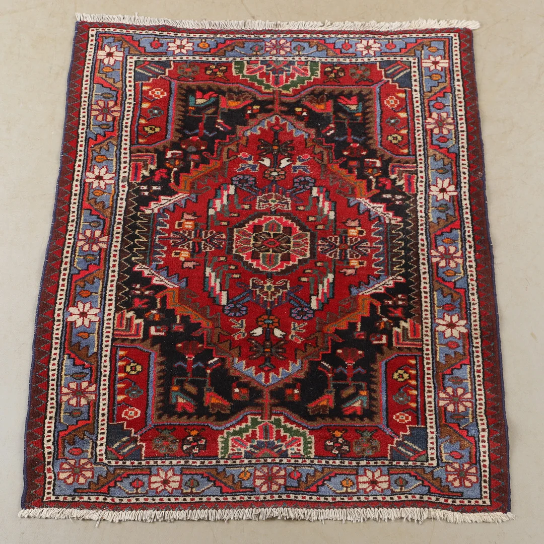 MATTA, orientalisk, 115 x 95 cm. — Oriental Carpets & Textiles — Helsingborgs Auktionskammare
