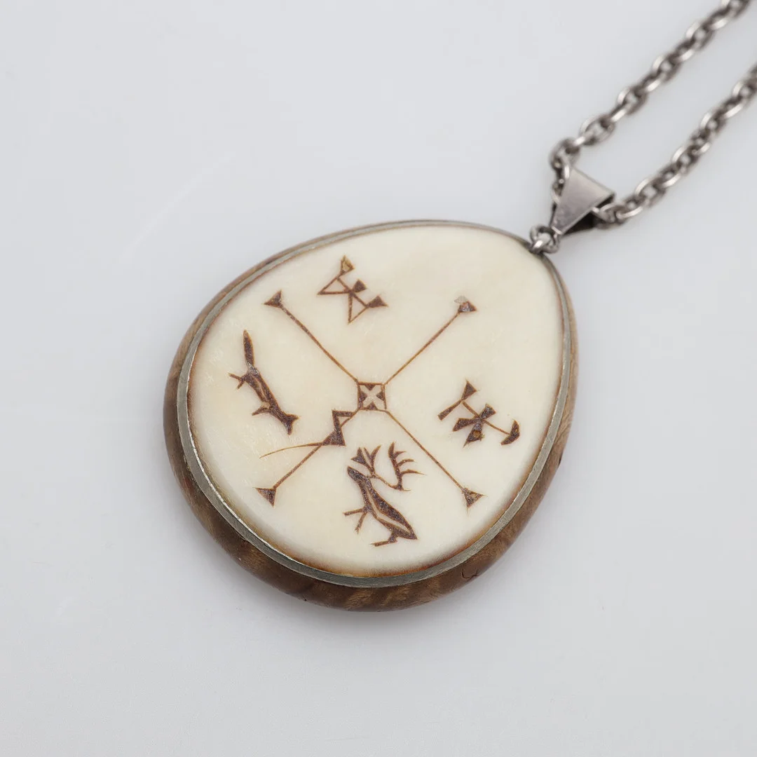ANDERS FANKKI. HÄNGSMYCKE, sameslöjd, trä samt horn, signerad A.F. — Brooches & Pendants — Borås Auktionshall