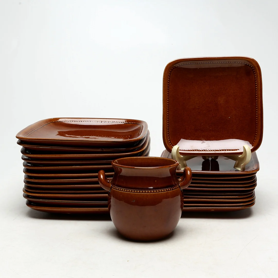 SERVISDELAR 24 st, keramik, Höganäs. — Tableware — Kalmar Auktionsverk
