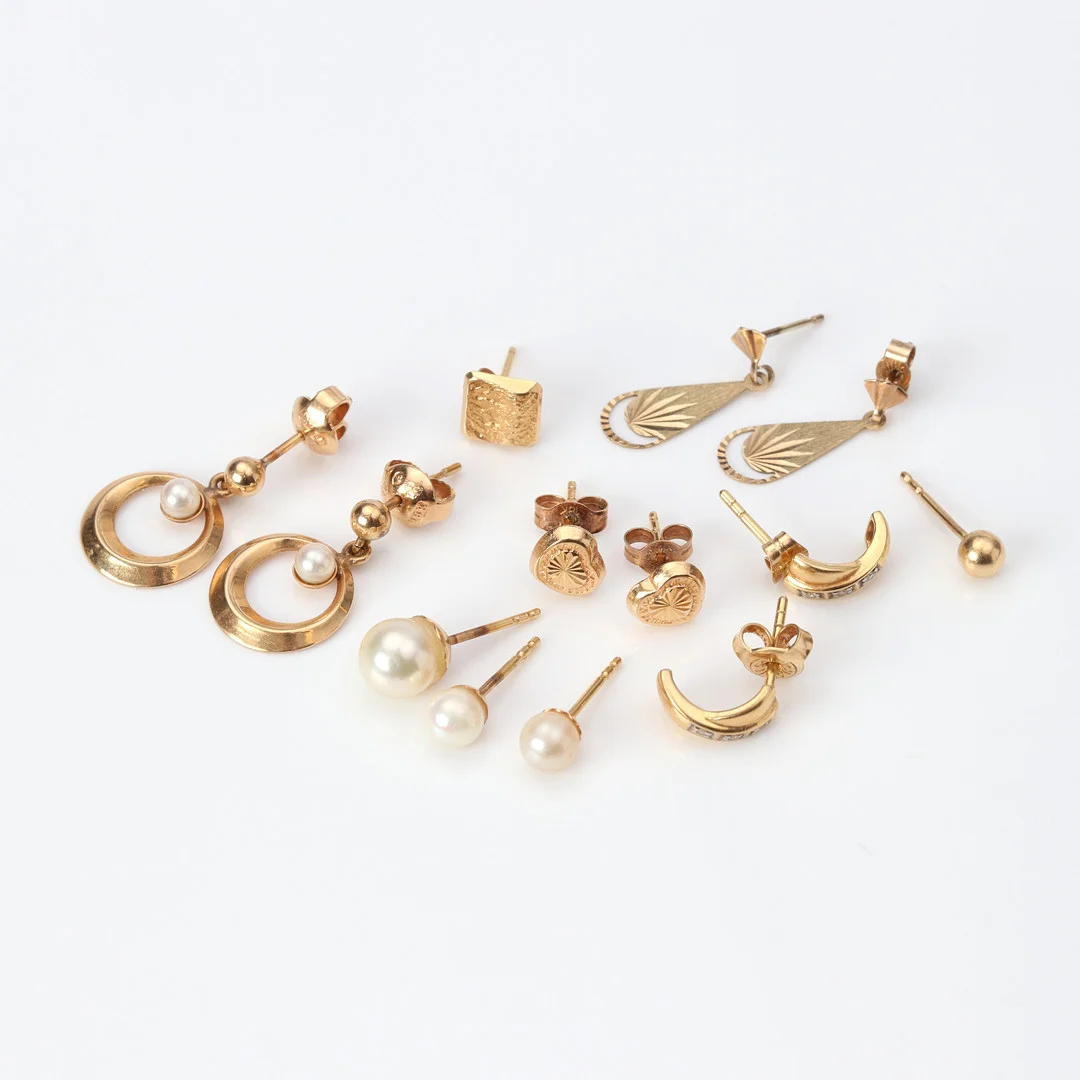 PARTI ÖRHÄNGEN. 18k och 9k guld med odlade pärlor. — Earrings — Skånes Auktionsverk
