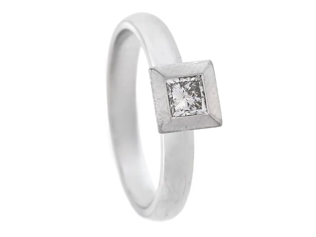 ENSTENSRING, 14K vitguld, prinsesslipad diamant ca 0,44 ct, ca TCr/SI1, stl 19 mm, vikt 6,1 g. — Smycken/Enstensring — Kaplans