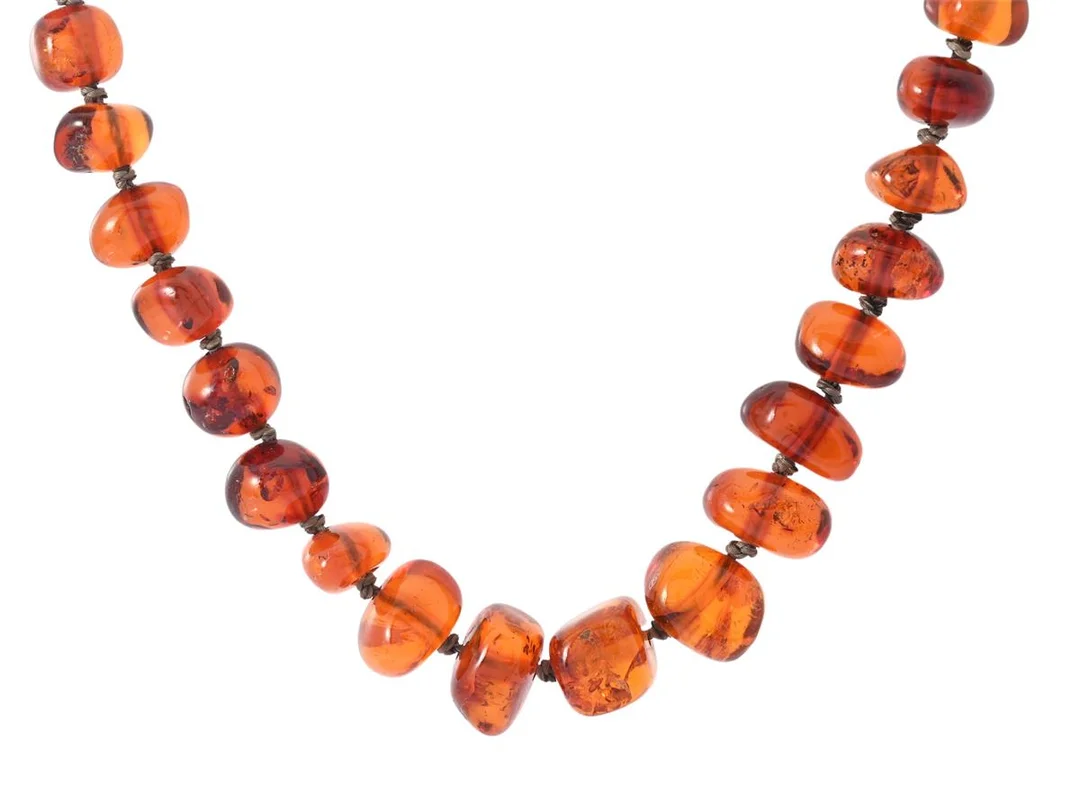 COLLIER, bärnsten, doserat ca 5-13 mm, längd 55 cm, knutet, lås i silver, vikt 22,7 g. — Smycken/Collier — Kaplans