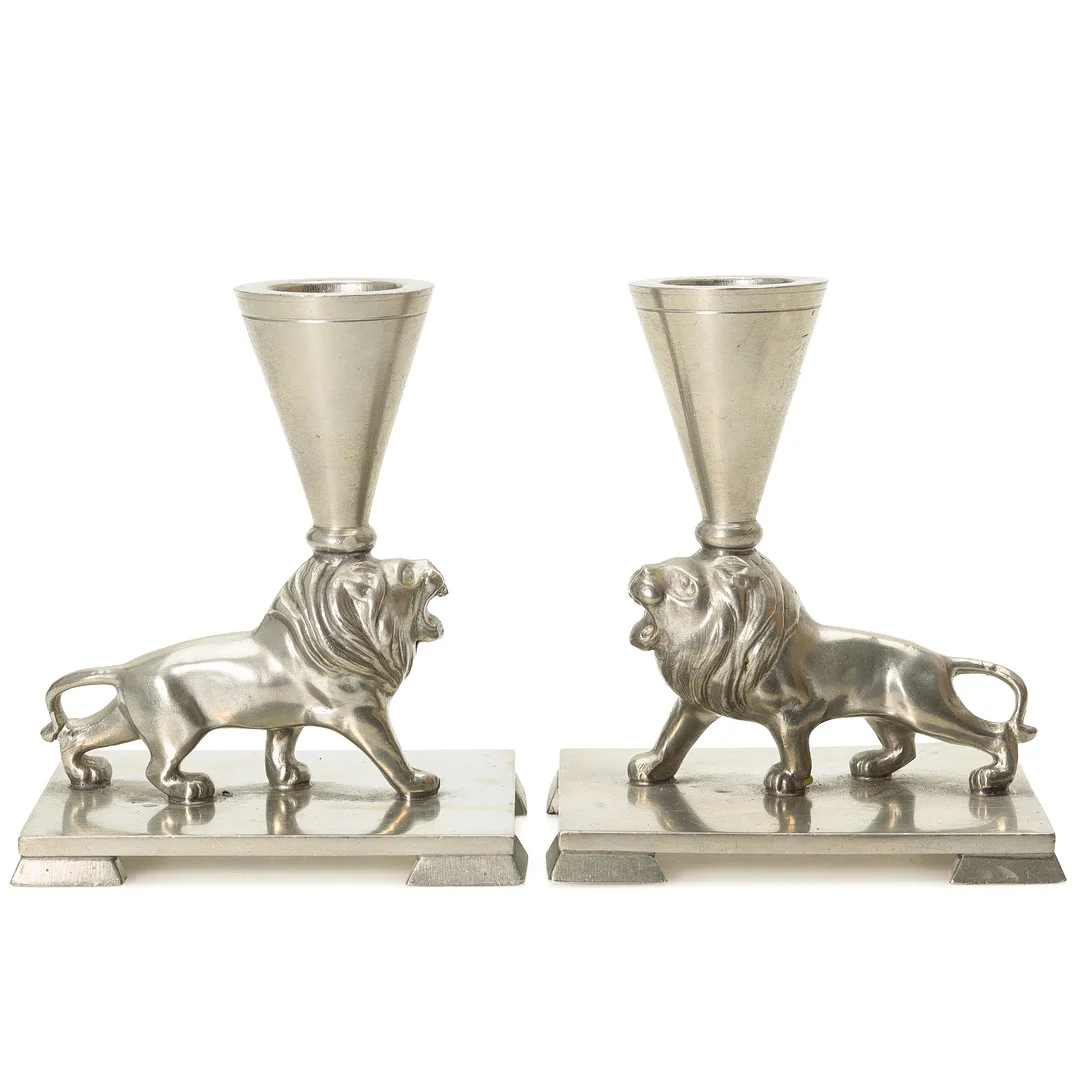 ERNST SVEDBOM. Ljusstakar, ett par, tenn, lejon, 1932. — Candlesticks — Auktionsmagasinet Vänersborg