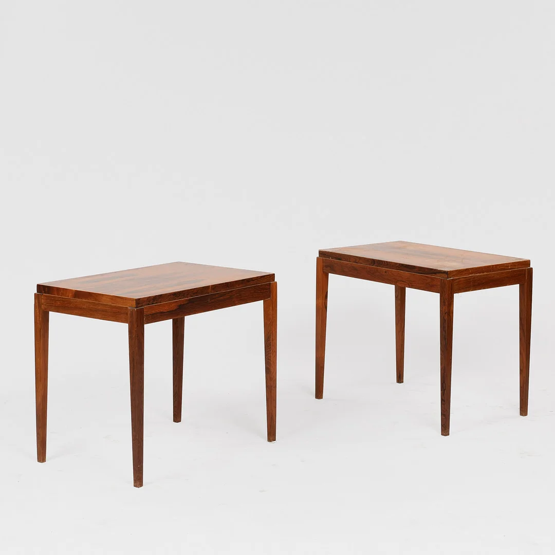 DANSK MØBELDESIGN. Et par sidebord af palisander med tilspidsede ben, 1900-tallets anden halvdel, (2). — Tables — Palsgaard Kunstauktioner