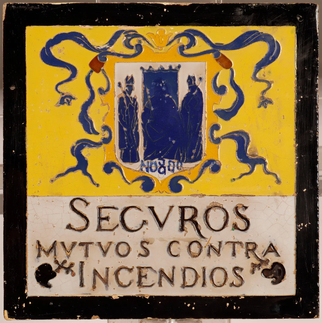 Azulejo de arista sevillano de Seguros Mutuos contra Incendios, del siglo XX. — European — Barcelona Auctions