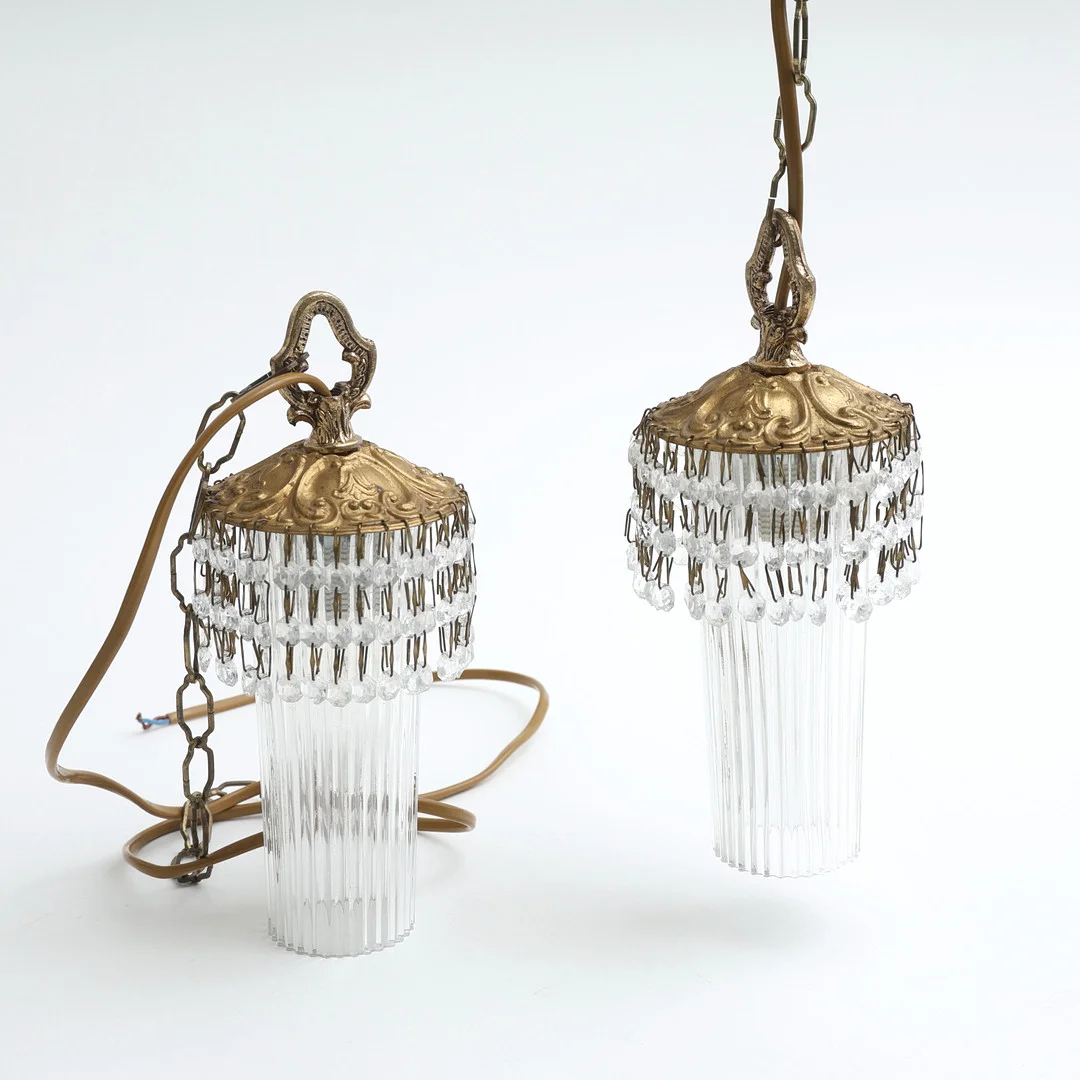 FÖNSTERLAMPOR ett par, glas / mässing med prismor. — Ceiling lights — Auktionshuset Thelin & Johansson
