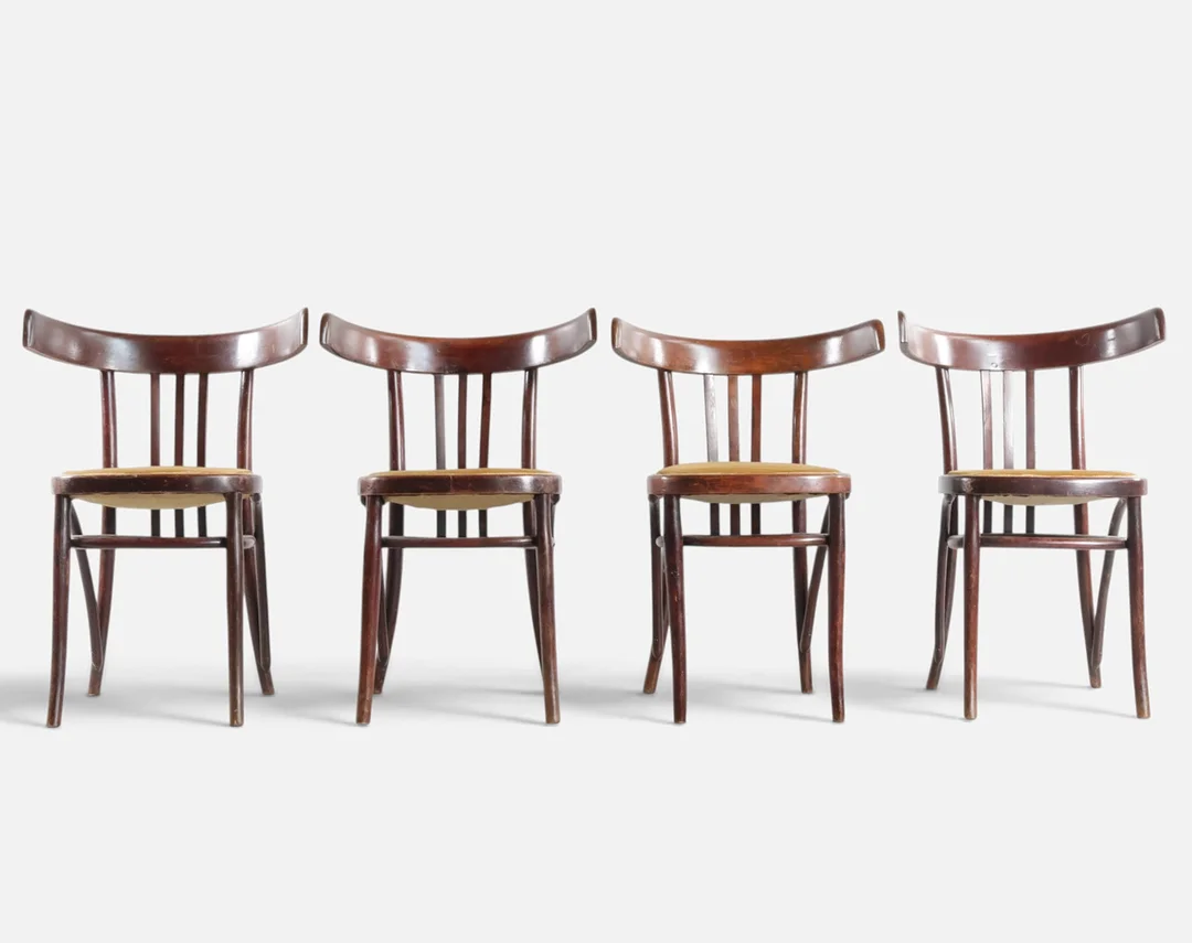 Sæt på fire "Wienerstole" med stel af dampbøjet, bejdset bøg, sæder betrukket med grønt velour. Udført omkring 1900-tallets midte (4). — Armchairs & Chairs — Woxholt Auktionshus