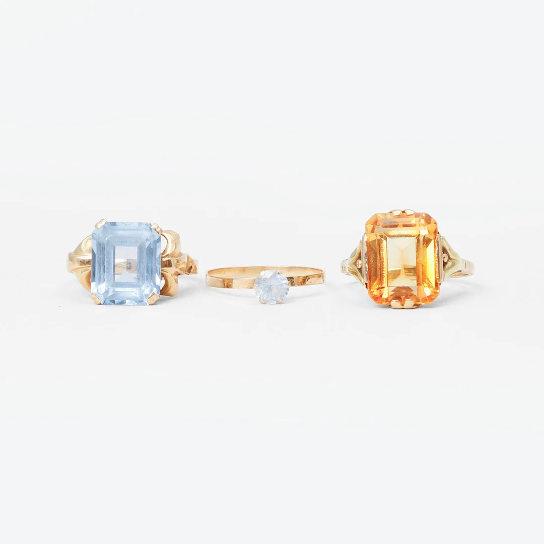 RINGAR, 3 st, 18k samt 14k guld samt syntetiska stenar, totalvikt ca 9,7 gram. — Rings — Göteborgs Auktionsverk