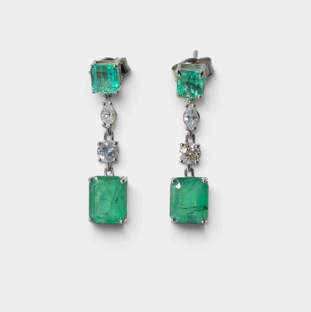 Pendientes largos en oro blanco de 18 K, esmeraldas y diamantes. — Earrings — Barcelona Auctions