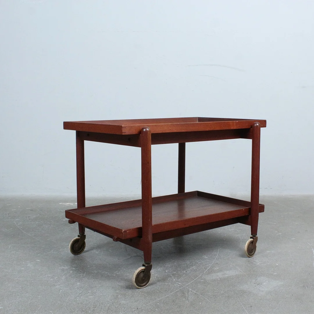 POUL HUNDEVAD. für Hundevad & Co, Tabletttisch aus Teak mit Zwei Tabletts der 1970er. — Coffee Tables — Stockholms Auktionsverk Düsseldorf/Neuss