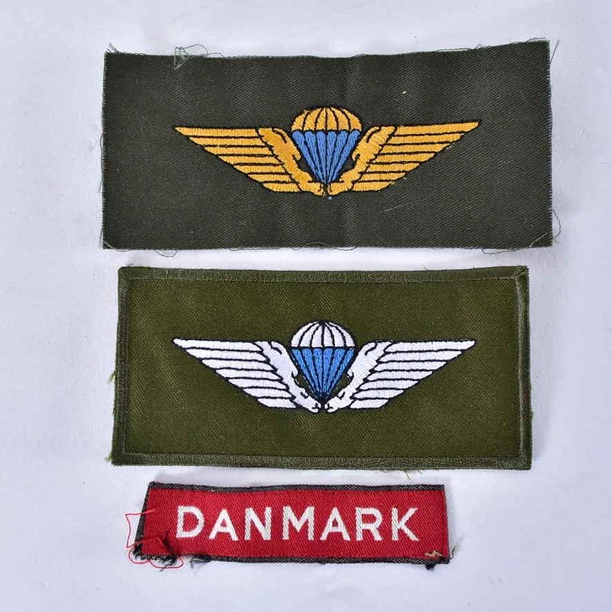 FALLSKÄRMSJÄGARUTMÄRKELSER, 2 st, tygmärken, Danmark. — Other — Halmstads Auktionskammare