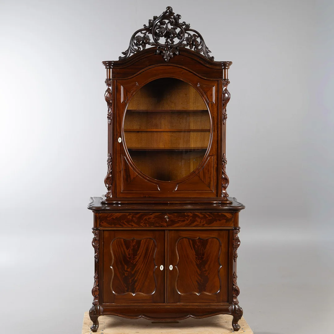 VITRINSKÅP, 2-delat, nyrokoko, 1800-tal. — Cupboards, Cabinets & Shelves — Stockholms Auktionsverk Helsingborg